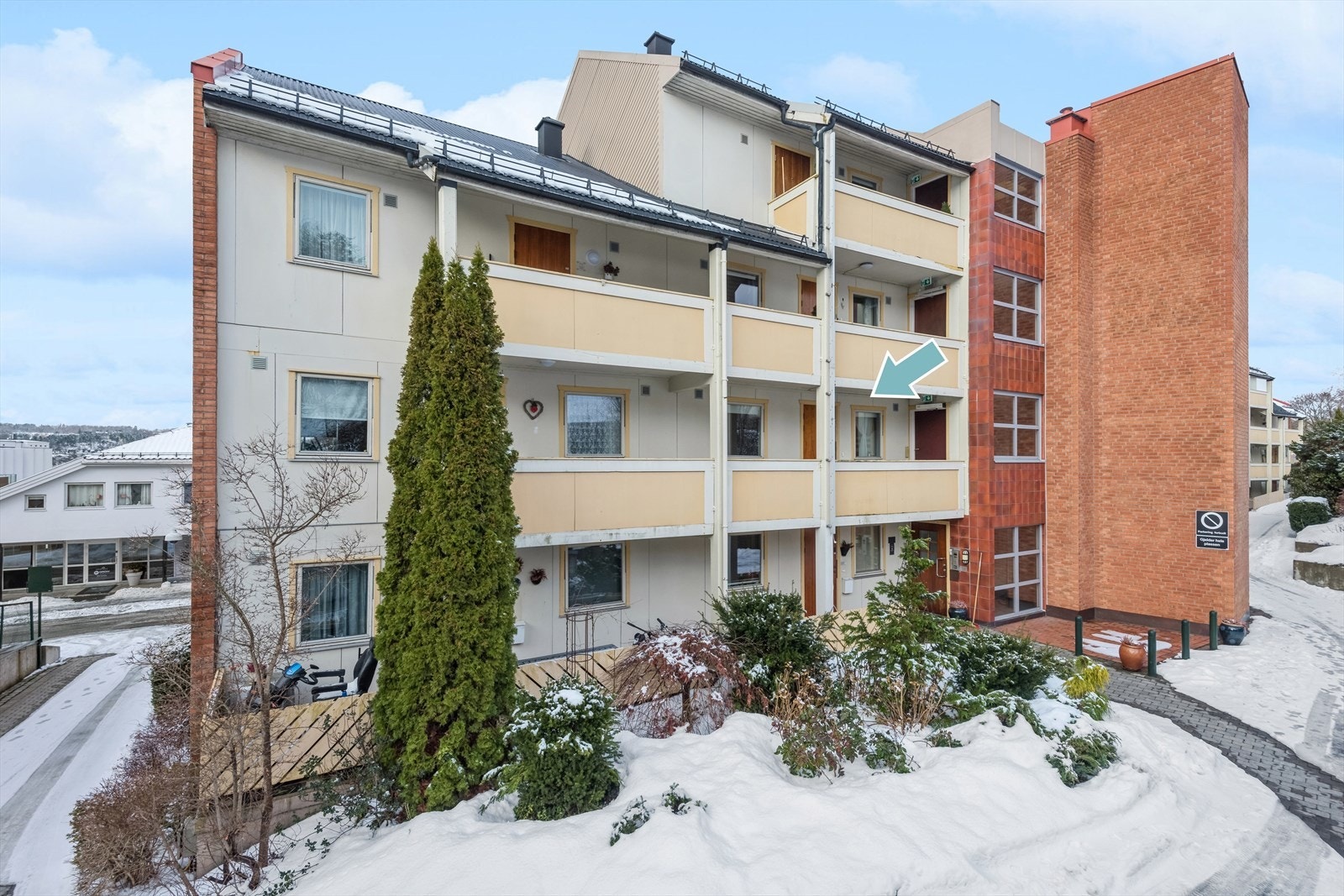 Vestvendt 3-roms andelsleilighet med utsyn, balkong og kveldssol. Biloppstillingsplass i felles garasjeanlegg. Galleribilde