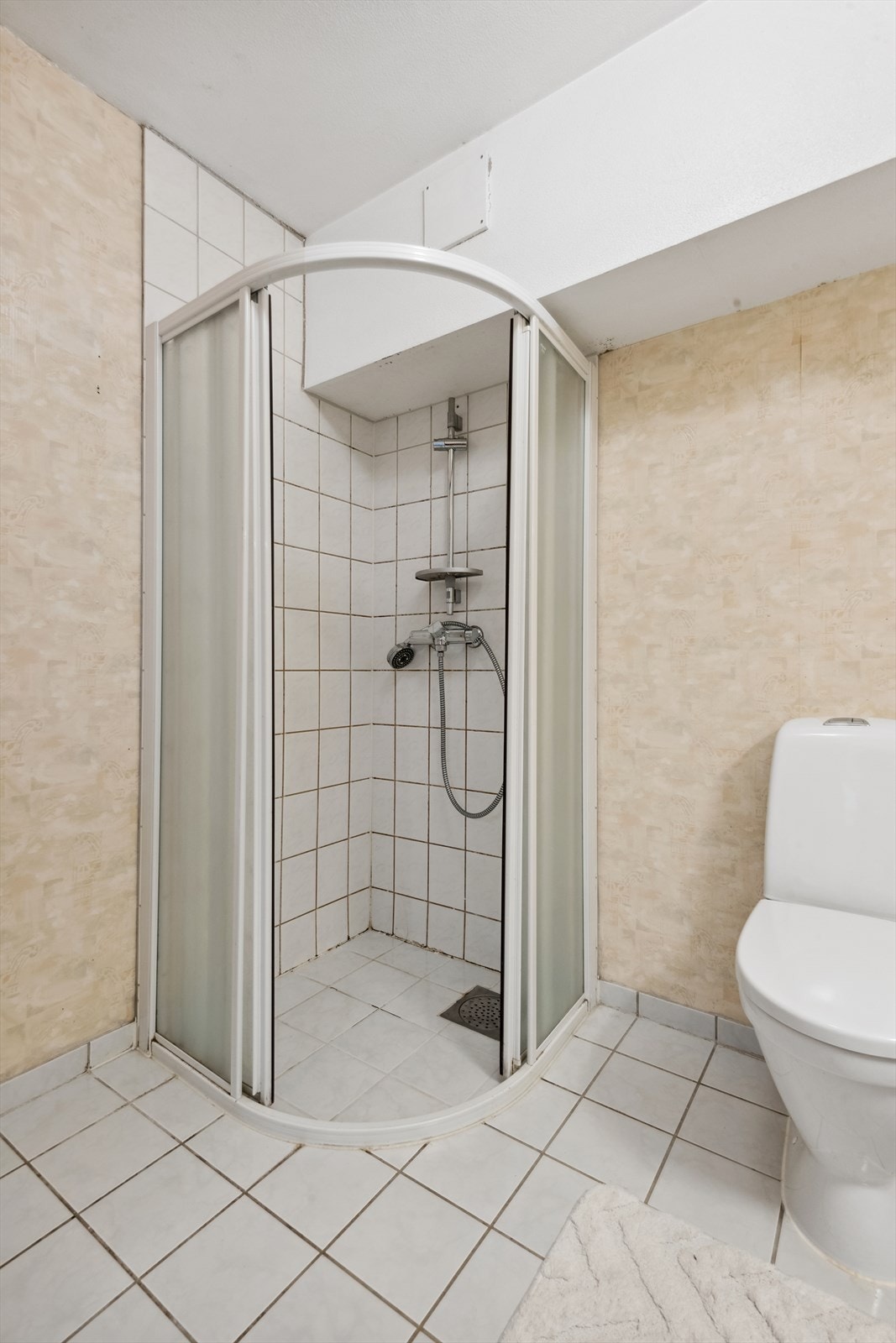 Badet er fra byggeåret (1988) og har pga. alder fått tilstandsgrad 3. Her kan man ved å oppgradere lage sitt eget drømmebad! Galleribilde