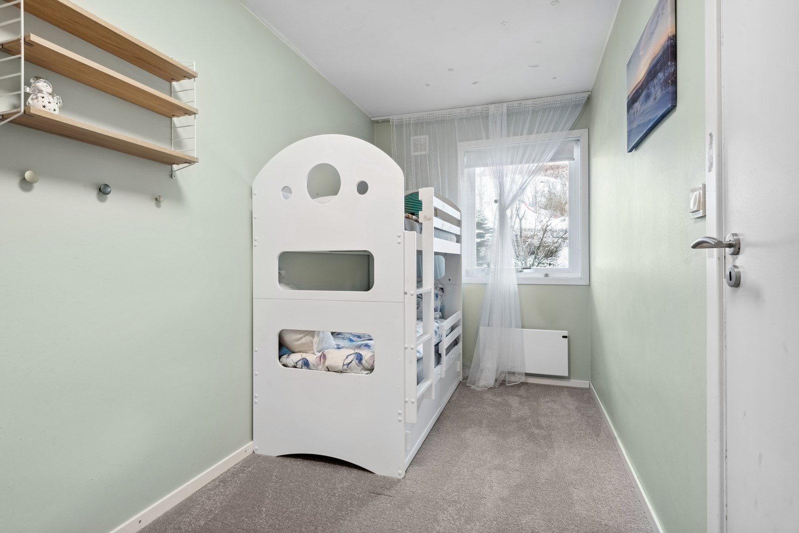 Soverom nr. 2 har behagelig teppe på gulvet og et delikat fargevalg på veggene. Galleribilde