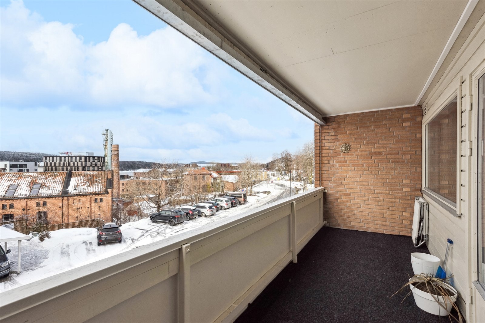 Fra stue/kjøkken er det utgang til en herlig, vestvendt balkong med bruksareal på 10 kvm. Galleribilde