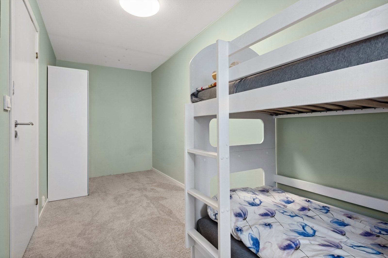 Et ypperlig rom å benytte som barne-/gjesterom eller kontor. Garderobeskap er montert også på dette soverommet. Galleribilde