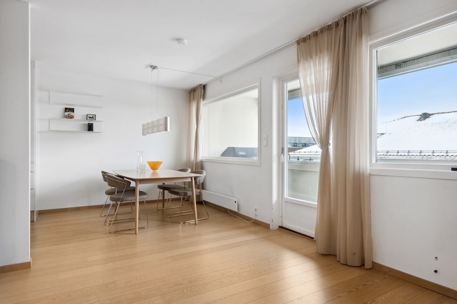 Gode vindusflater ivaretar mye av utsynet og slipper inn mengder med naturlig lys på dagtid. Galleribilde