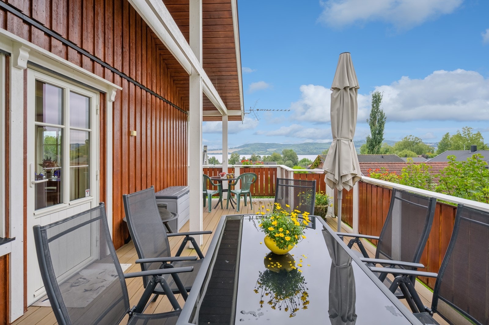 Terrassen er stor med flere møbleringsmuligheter og mjøsutsikt. Galleribilde