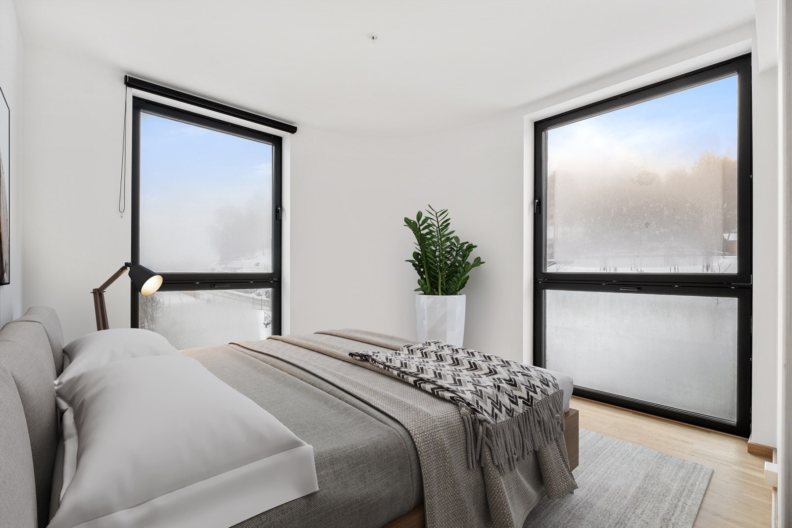 På hovedsoverommet er det god plass til dobbeltseng, nattbord og skap/kommode Galleribilde