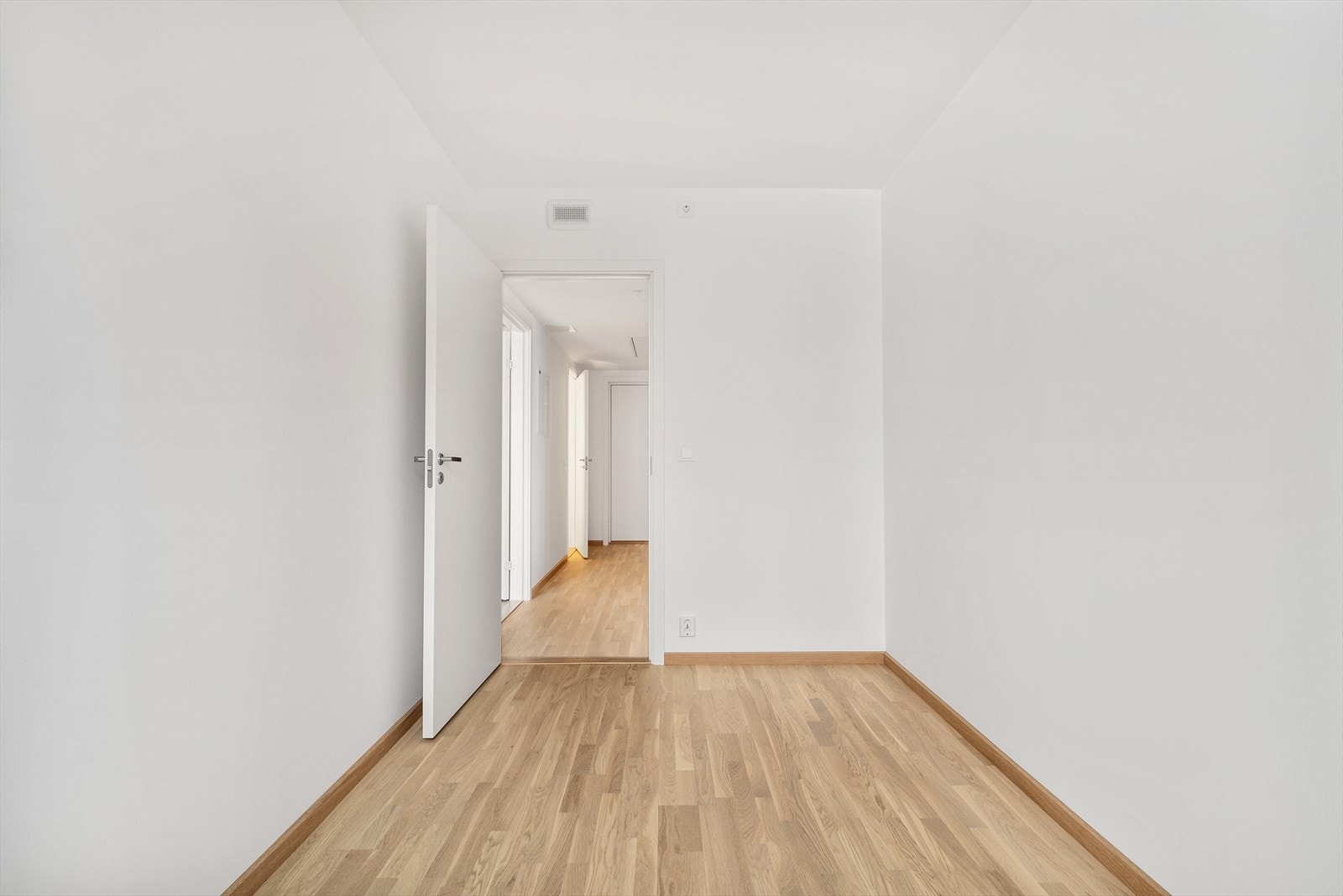 Soverommet har god plass til seng, skrivepult og skap Galleribilde