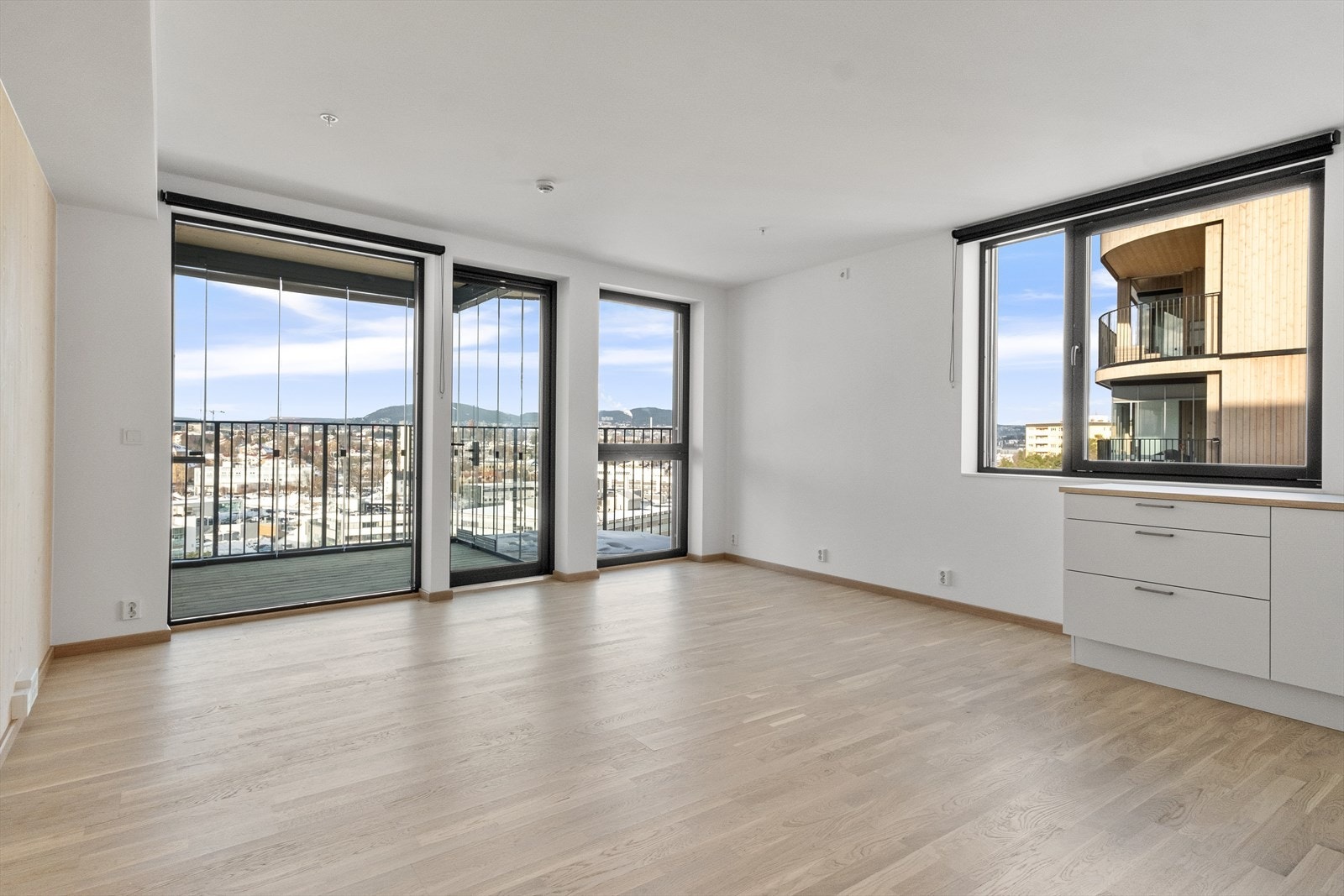 Det er godt lysinnslipp via store vinduer, med gode lysforhold Galleribilde