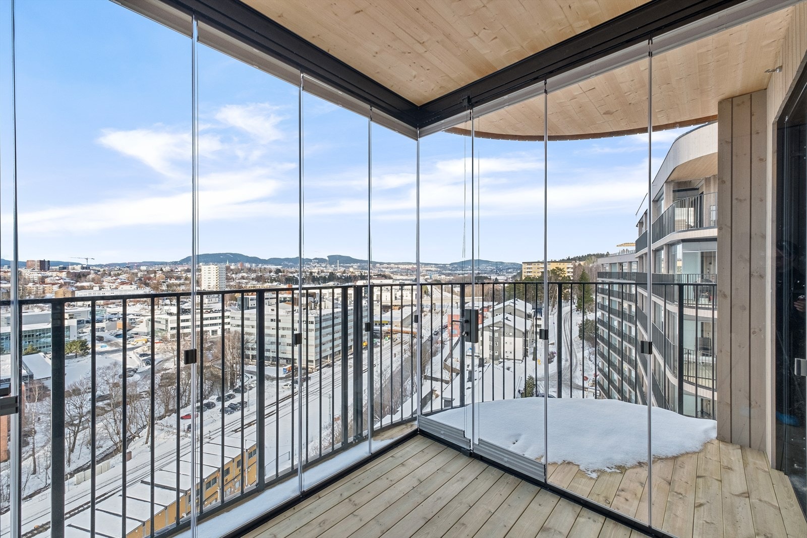 Balkongen er vendt mot sydvest, og har gode solforhold Galleribilde