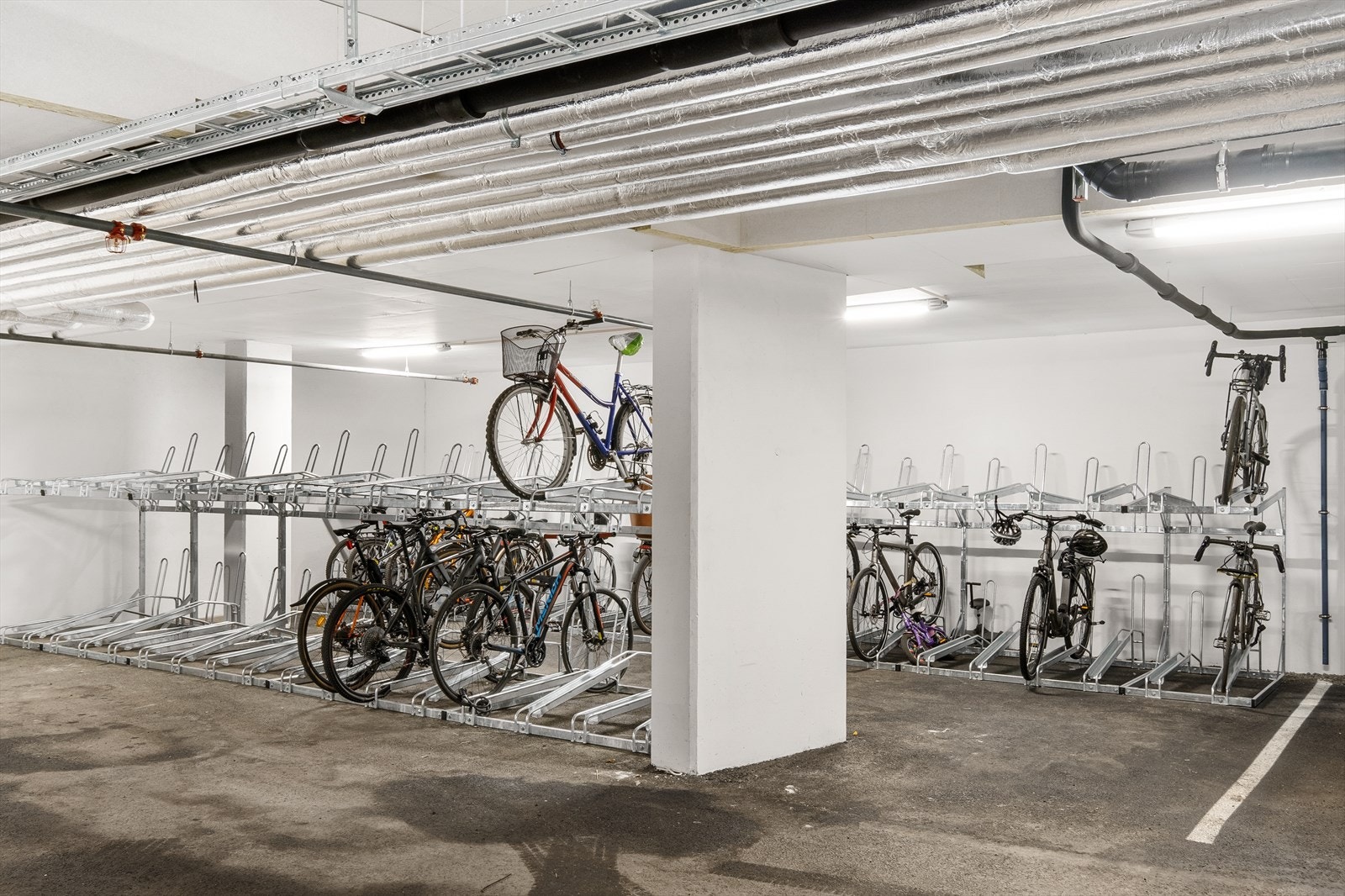 Det er felles sykkelparkering i garasjeanlegget Galleribilde