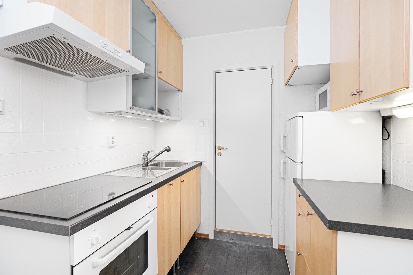 Kjøkken med benk- og skapplass Galleribilde