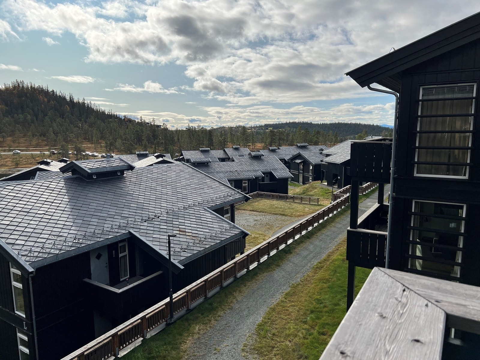 6,5 kvm. sydvendt, solrik balkong med fin og luftig utsikt mot vannet, Piazzaen og nærområdene. Galleribilde