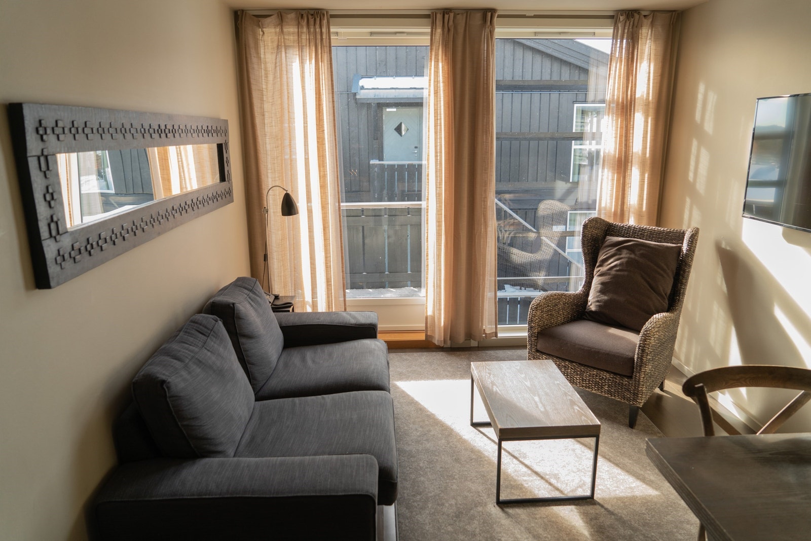 Lys og solrik stue med utgang til 6,5 kvm. balkong. Leiligheten leveres fullutrustet med møbler og utstyr for en komfortabel og behagelig ferieopplevelse. Galleribilde