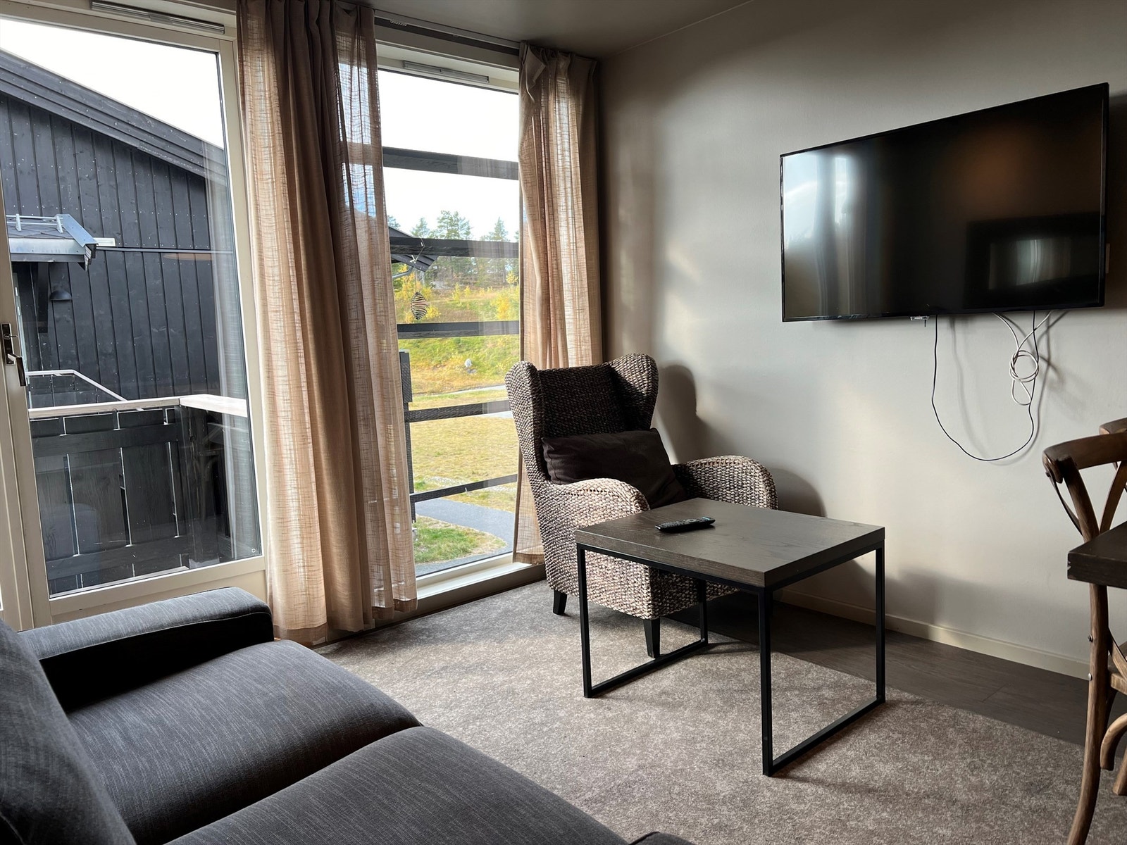 Lys og solrik stue med utgang til 6,5 kvm. balkong. Leiligheten leveres fullutrustet med møbler og utstyr for en komfortabel og behagelig ferieopplevelse. Galleribilde