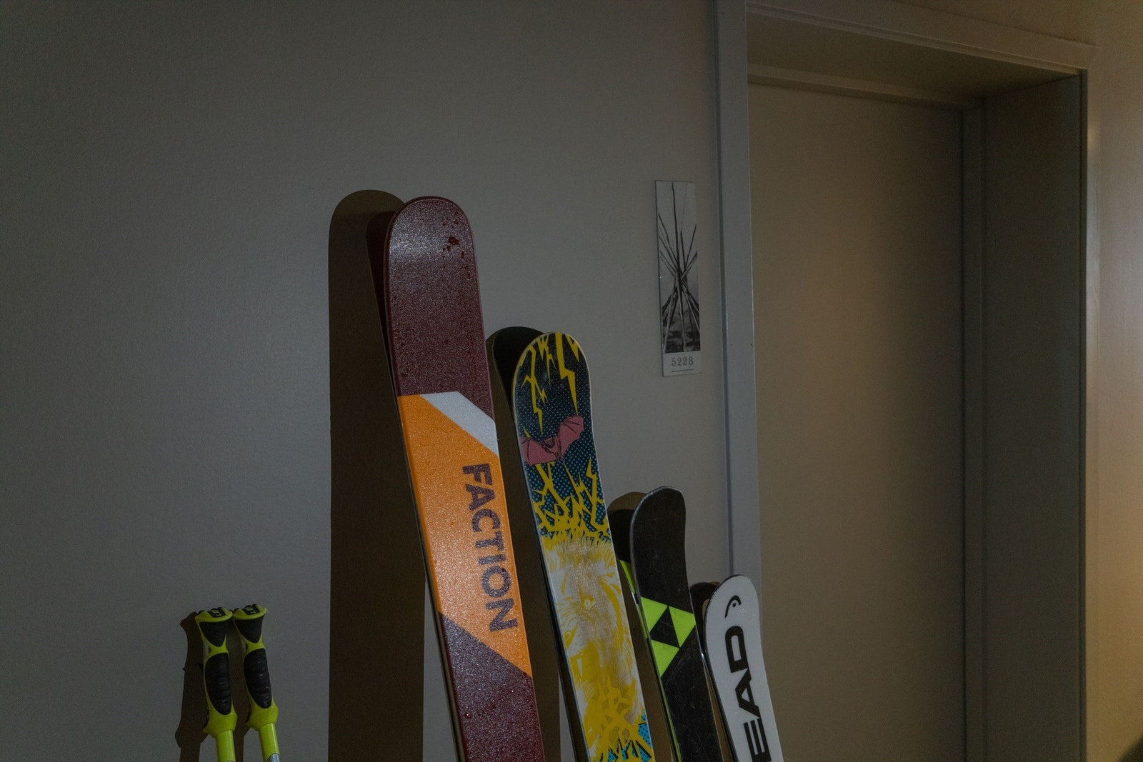 Ski og utstyr "linet" opp i korridoren utenfor for et enkelt ski-in-out-liv. Galleribilde