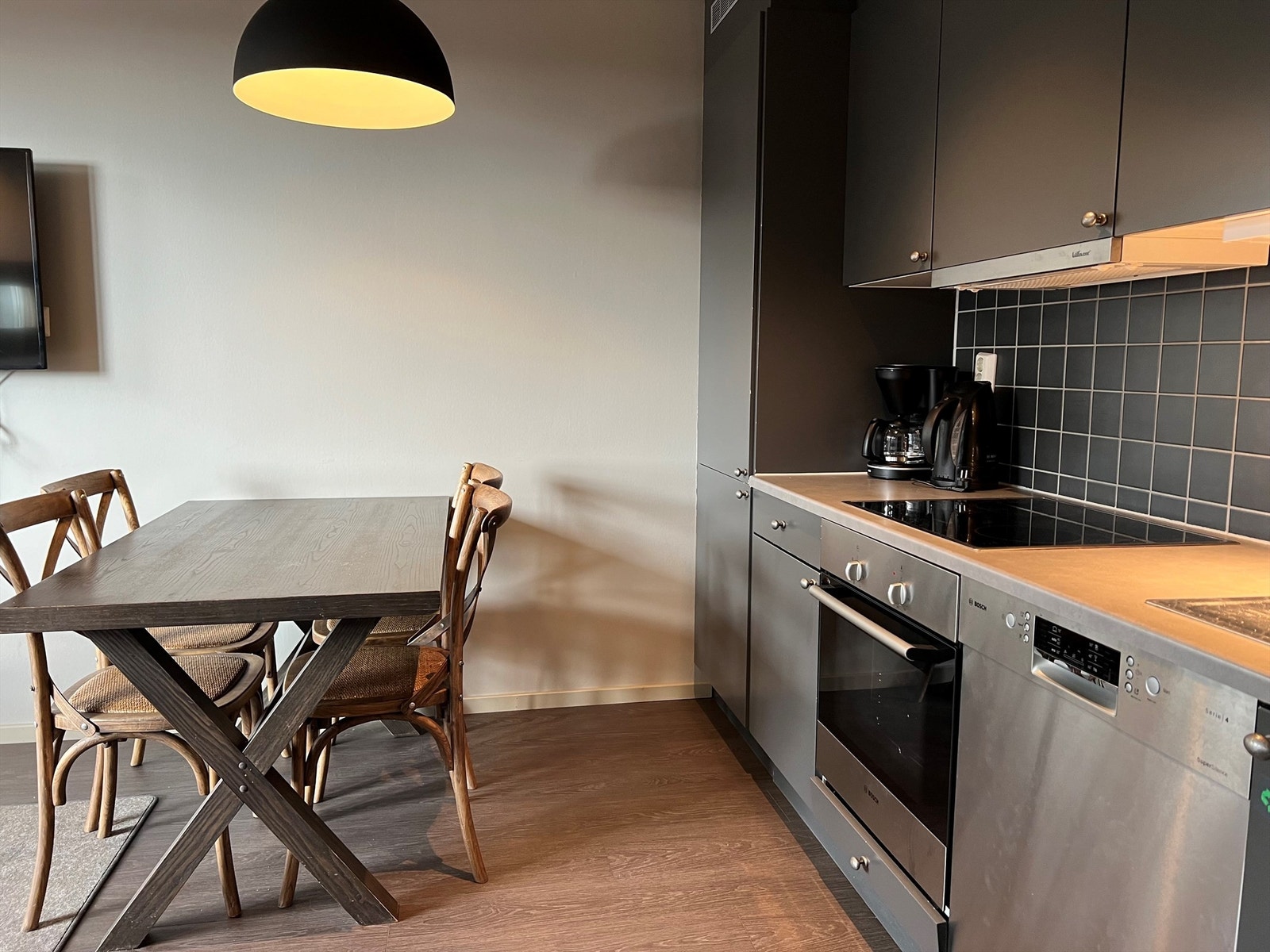 Stue med åpen kjøkkenløsning. God spiseplass for hele familien. Galleribilde