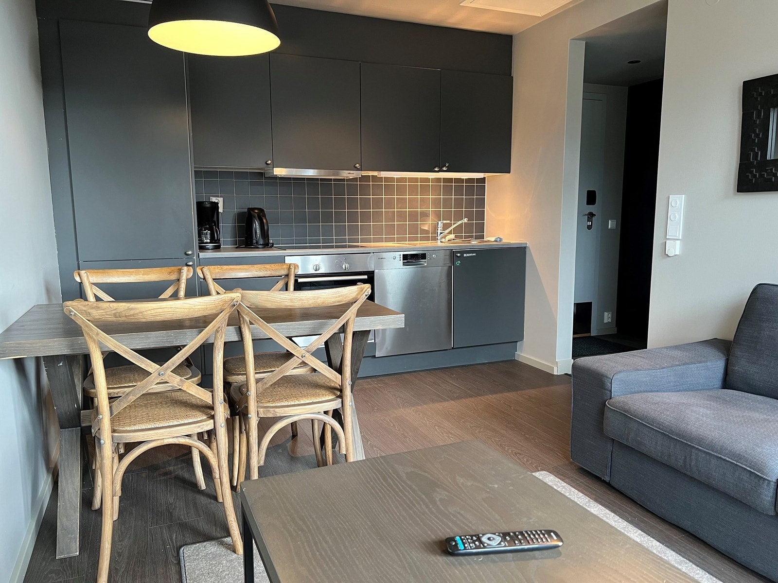 Kjøkken med integrerte hvitevarer og "alt" av nødvendig utstyr. Ett av skapene er låsbart for privat lagring for eier. Galleribilde