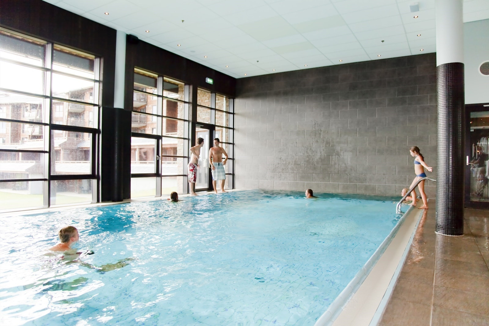 Basseng med fri bruk for leilighetseierne. Galleribilde