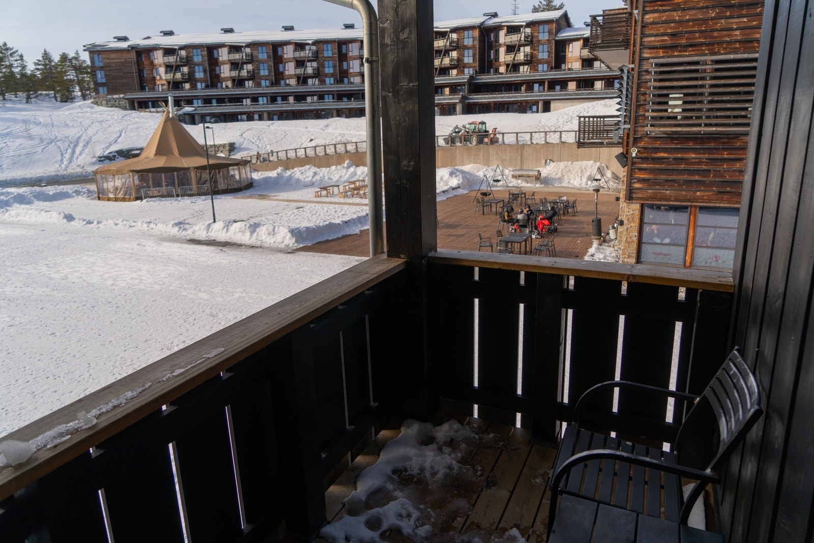 Fellesbalkong i samme etasje med utsikt mot Piazzaen m.m. Galleribilde
