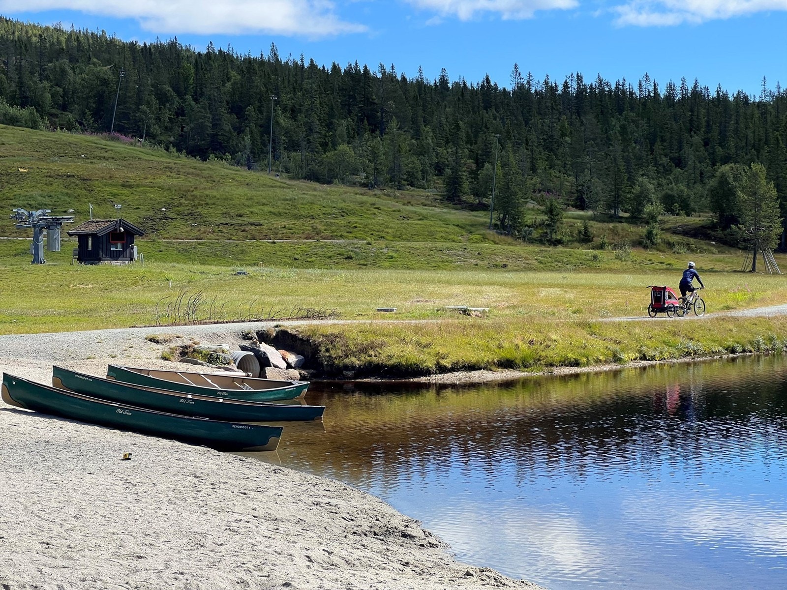 Områdebilde med kanoutleie på resorten. Galleribilde