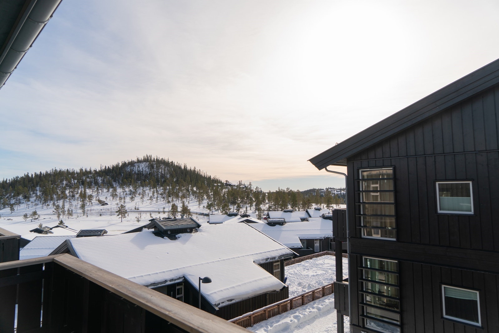 6,5 kvm. sydvendt, solrik balkong med fin og luftig utsikt mot vannet, Piazzaen og nærområdene. Galleribilde