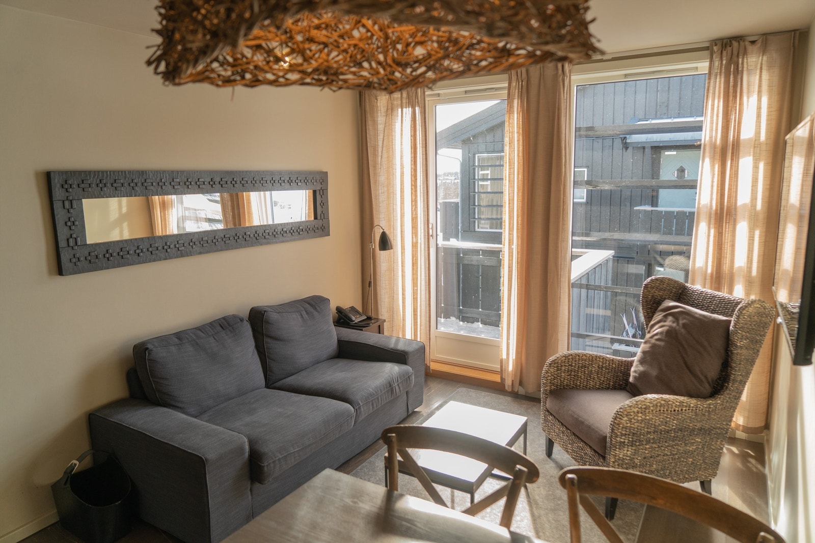 Lys og solrik stue med utgang til 6,5 kvm. balkong. Leiligheten leveres fullutrustet med møbler og utstyr for en komfortabel og behagelig ferieopplevelse. Galleribilde