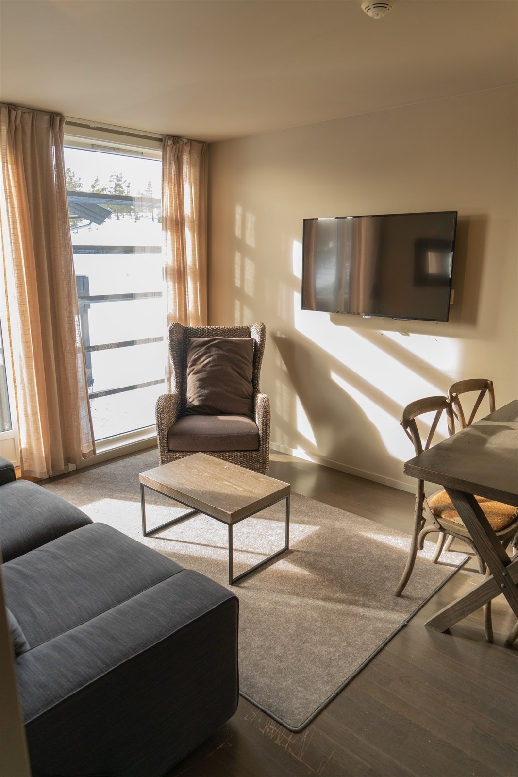 Stue og spisestue med plass til kjærnefamilien. Galleribilde