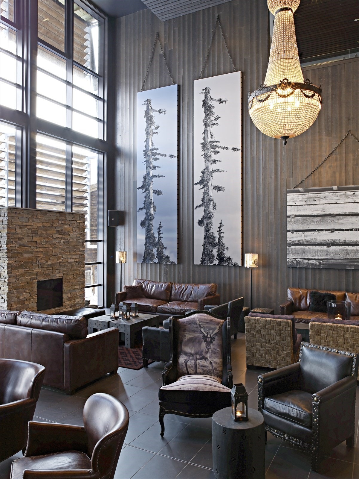 Hotellets resepsjonsområde med mange sosiale soner. Galleribilde