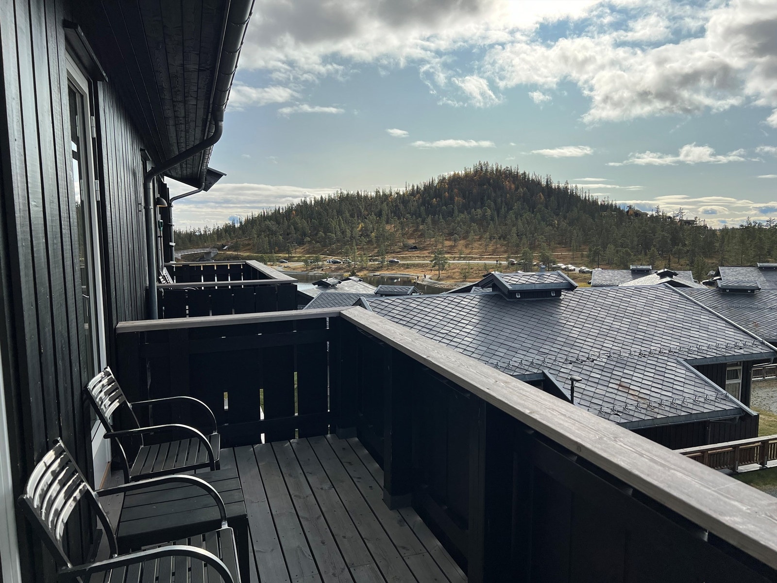 6,5 kvm. sydvendt, solrik balkong med fin og luftig utsikt mot vannet, Piazzaen og nærområdene. Galleribilde