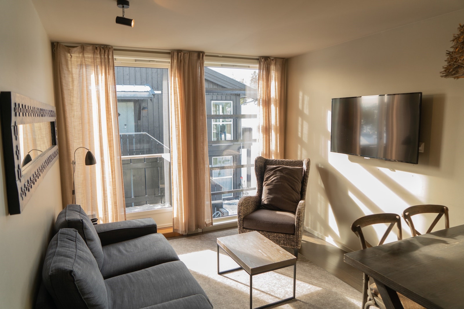 Lys og solrik stue med utgang til 6,5 kvm. balkong. Leiligheten leveres fullutrustet med møbler og utstyr for en komfortabel og behagelig ferieopplevelse. Galleribilde