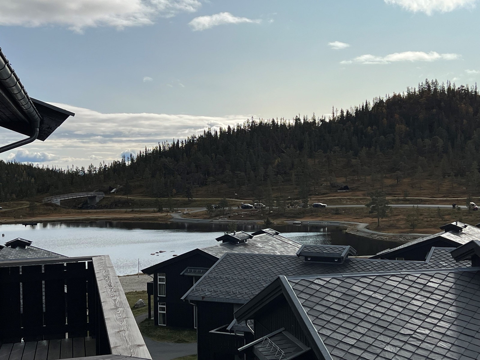 Utsikt blant annet over deler av vannet. Galleribilde