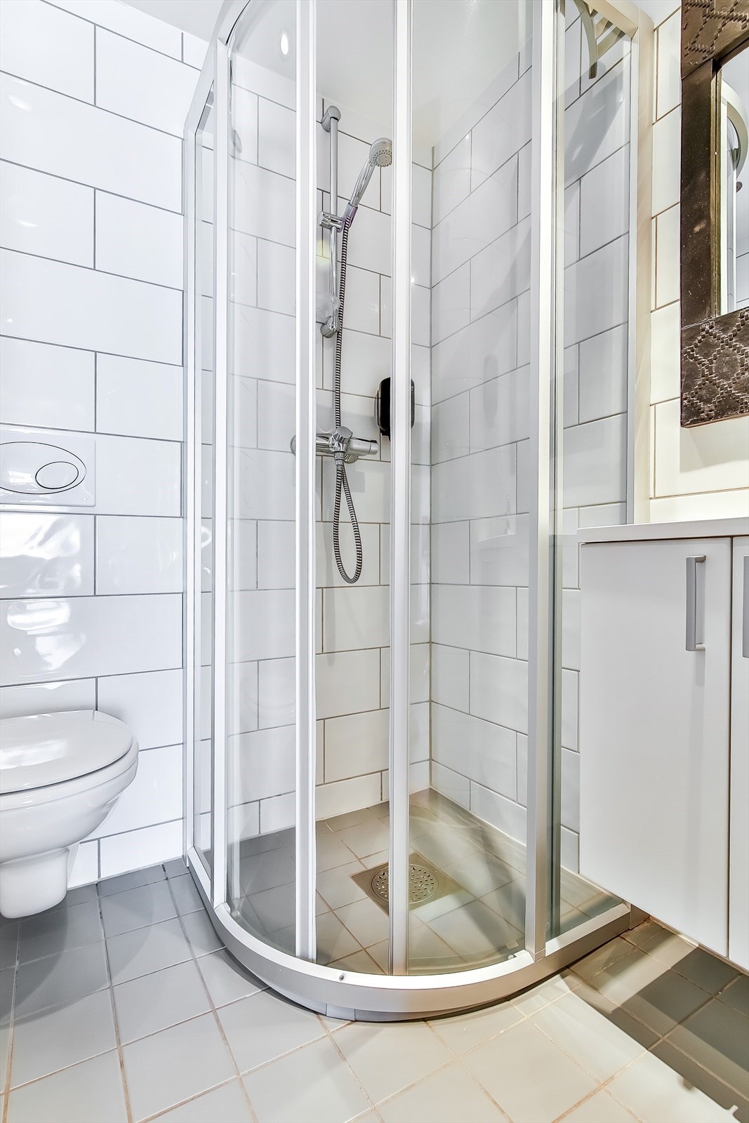 Lekkert, flislagt baderom. Klær kan vaskes i fellesvaskeri i nabohuset. Galleribilde