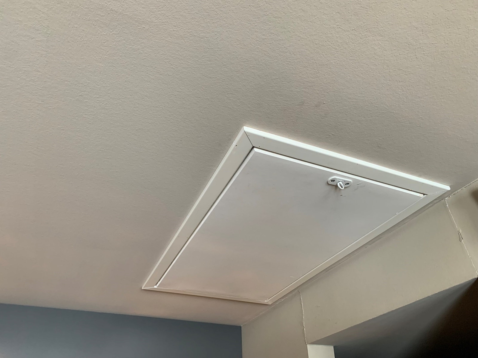 Leilighet 5228 har en hemsluke i taket med adgang til kaldloft. I deler av loftet er det lov å lagre private ting. Galleribilde