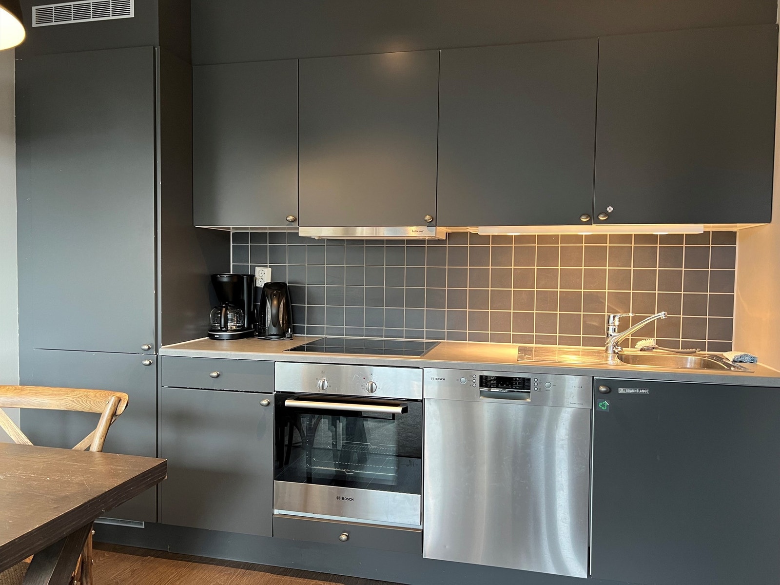 Kjøkken med integrerte hvitevarer. Hvitevarer, utstyr, kopper og kar medfølger handelen. Galleribilde