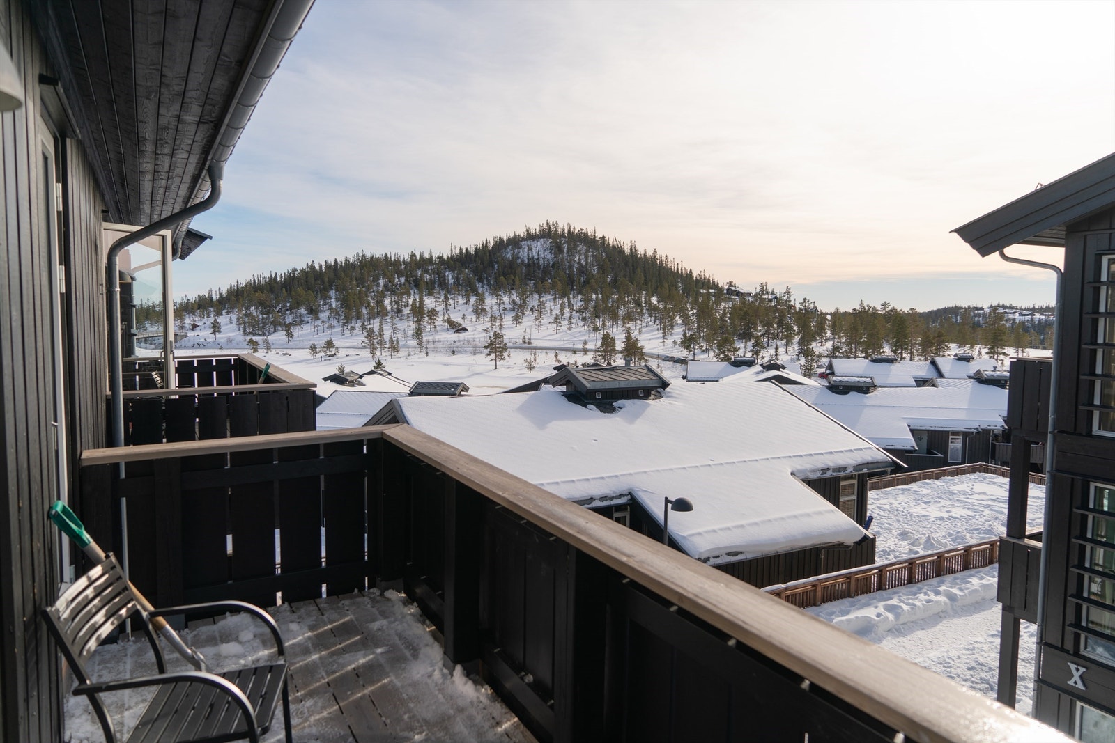 Luftig og deilig balkong på 6,5 kvm. Sol fra tidlig formiddag til kveld. Galleribilde