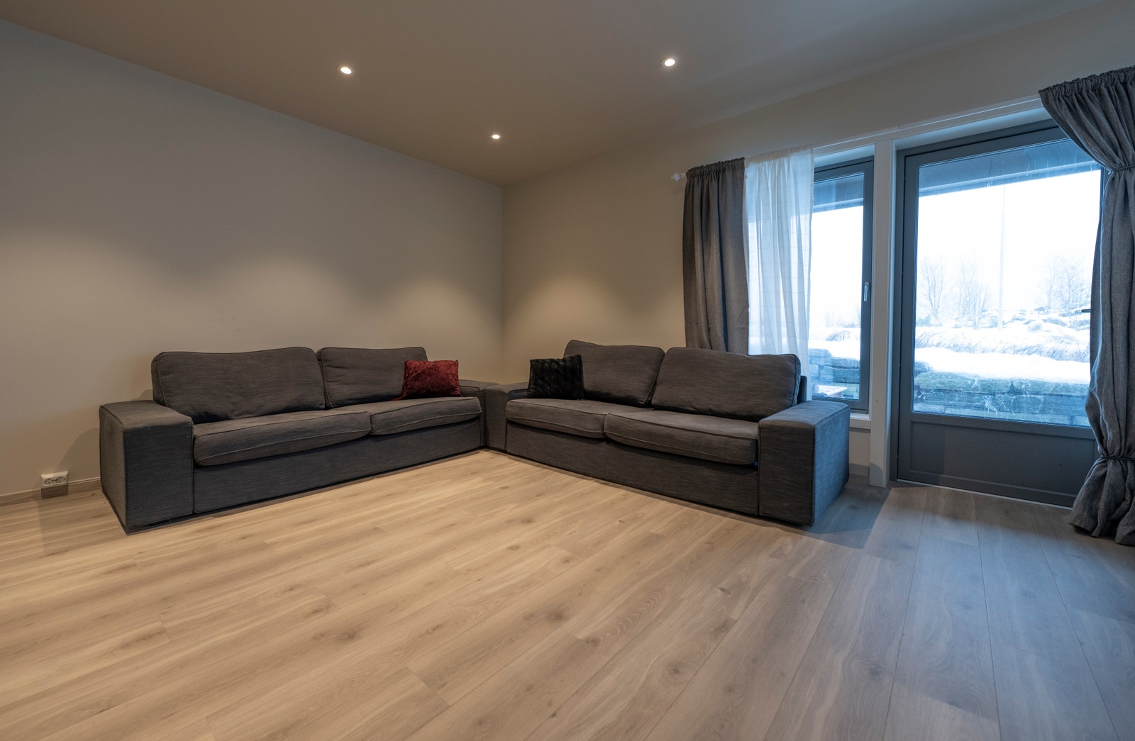 Romslig stue med downlights og naturlig lysinnslipp Galleribilde