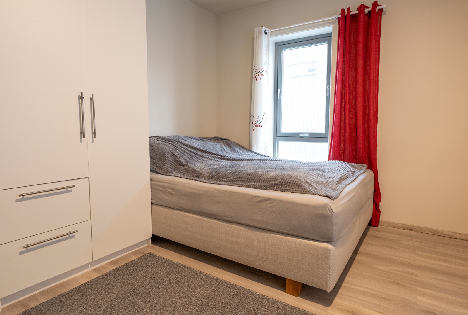 Stort soverom med mye garderobeplass Galleribilde