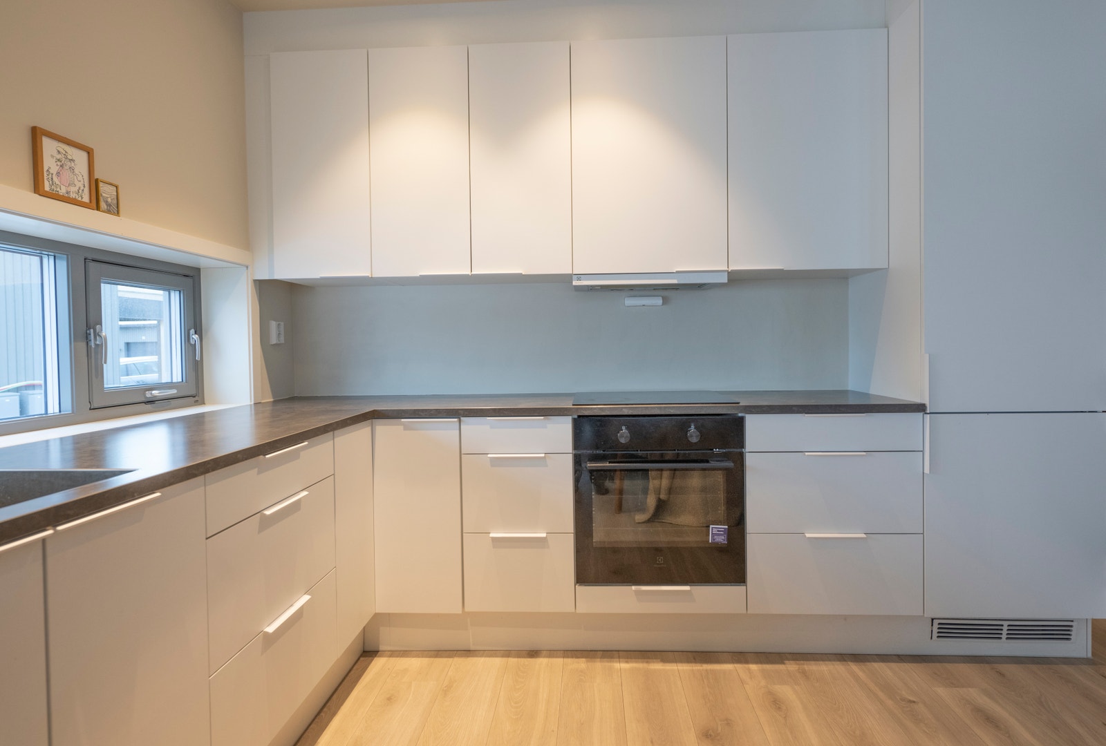 Moderne kvalitetskjøkken med integrerte hvitevarer Galleribilde