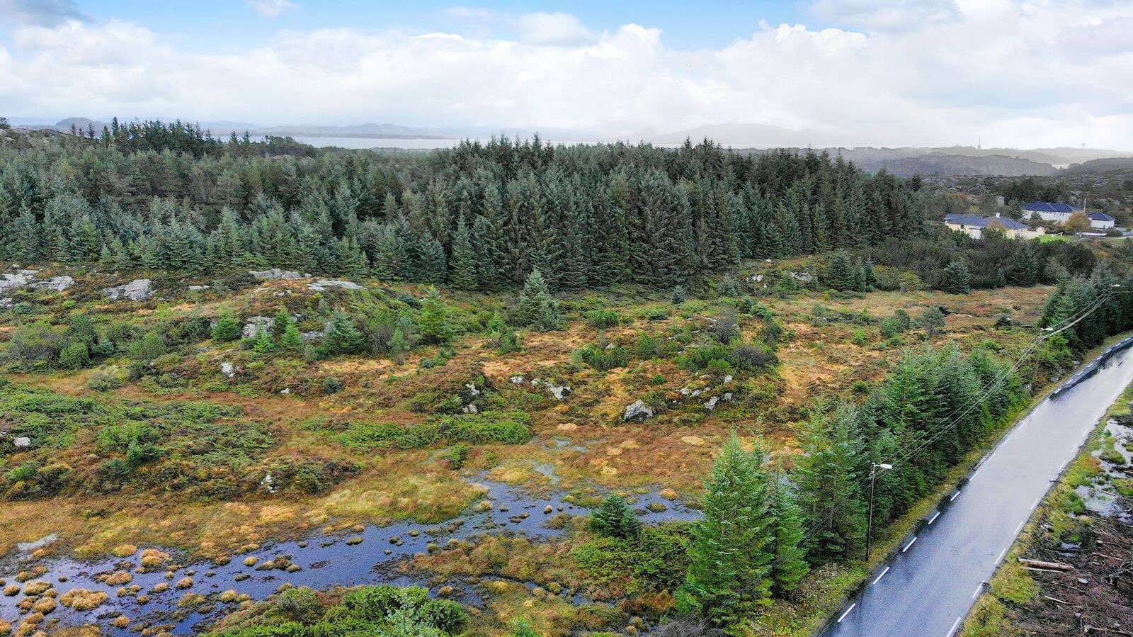 Det er boligsone på høyre side av tomten fra veien. Galleribilde