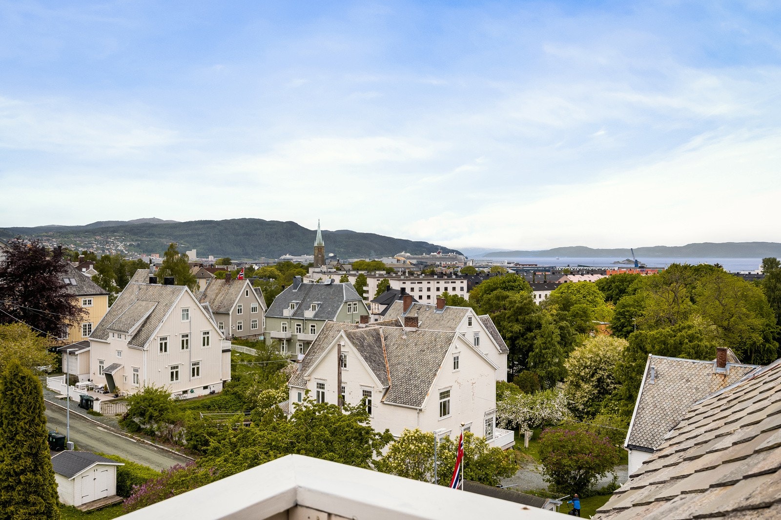 Området kan best beskrives som en skjermet, grønn lunge hvor det er god avstand mellom husene og flotte hageområder med mulighet grilling, soling og barnelek. Galleribilde