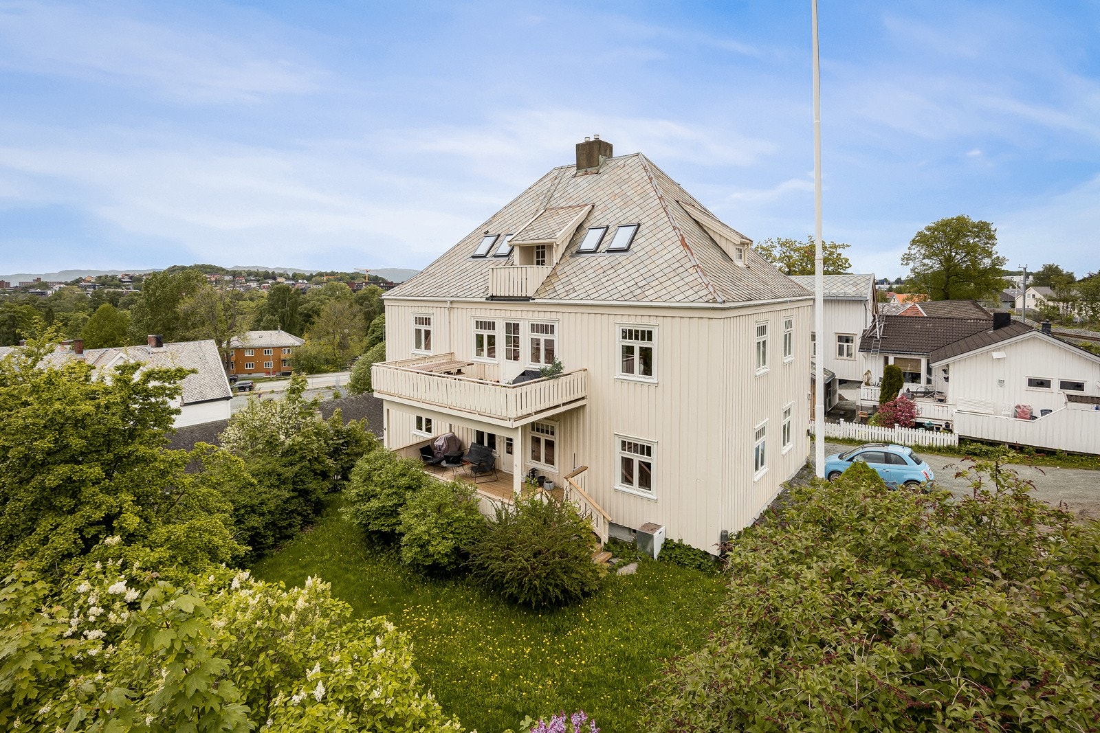 3 roms toppleilighet med balkong og fast parkeringsplass. Velkommen på visning! Galleribilde