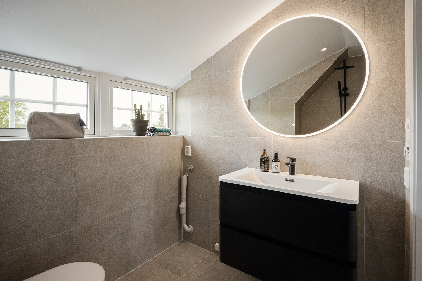 Badet er pusset opp i 2023. Badet har tilstandsgrad 0 ifølge takstmann. Badet har har flis på gulv med varmekabler, flis på vegger og malt slett himling med downlights. Galleribilde