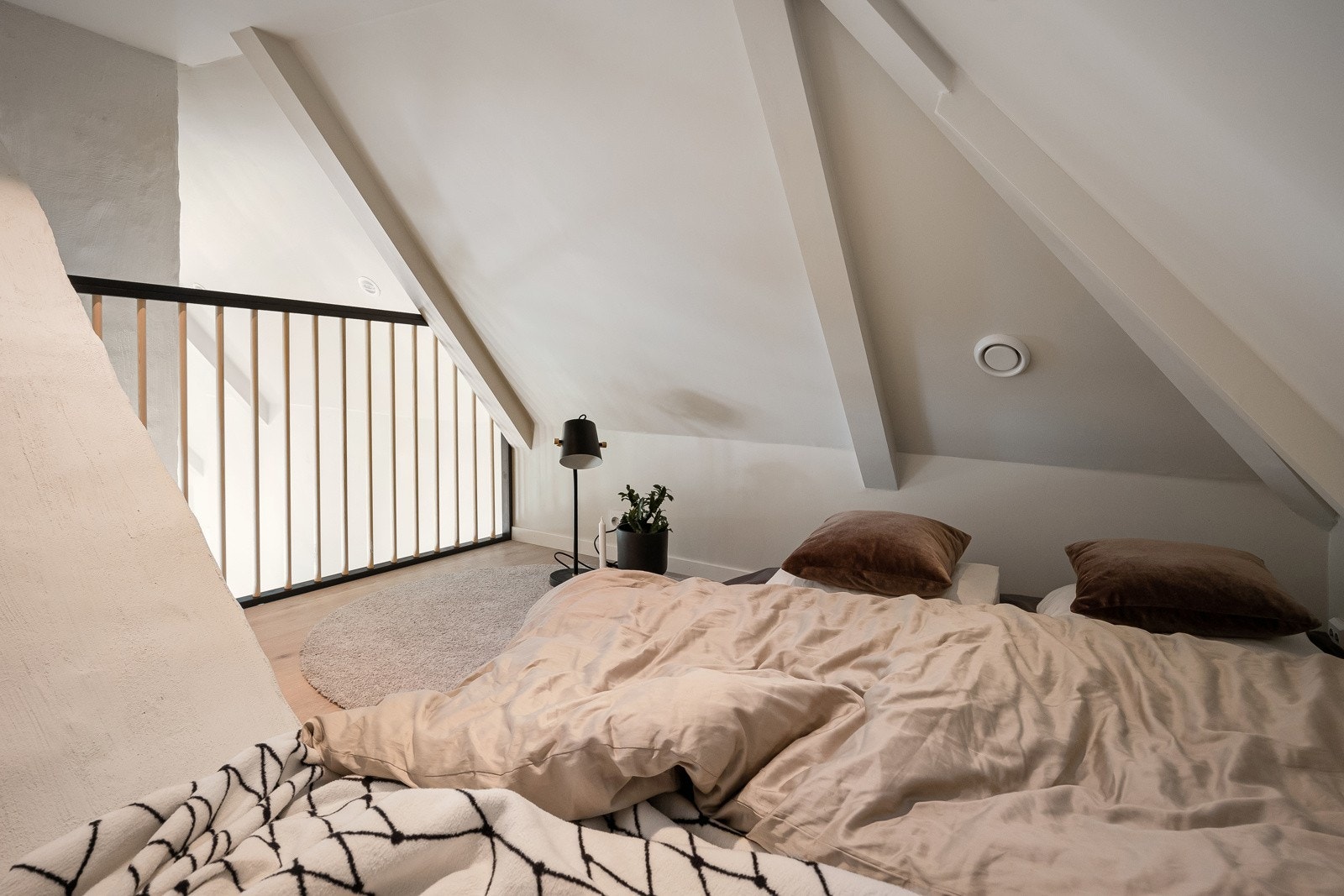 Praktisk hems med mulighet for oppbevaring eller dobbelmadrass for gjester. Galleribilde