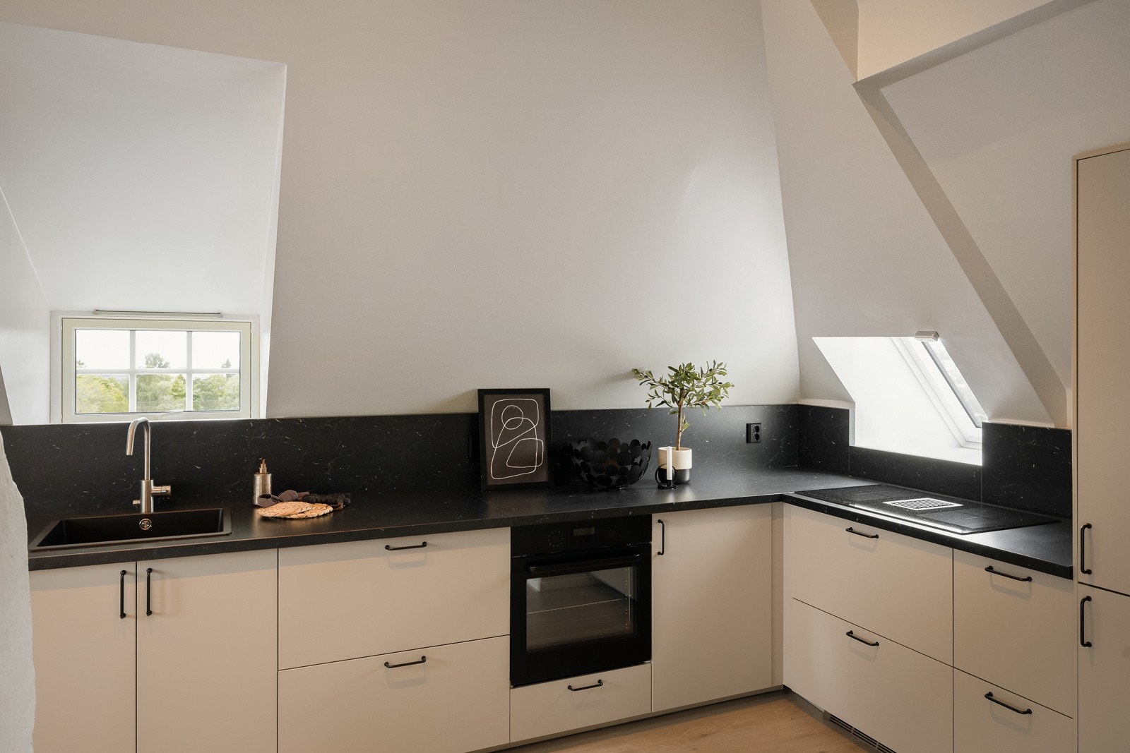 Kjøkkenet er et beige havstorp-kjøkken og består av folierte skrog, folierte fronter og laminert benkeplate. Galleribilde