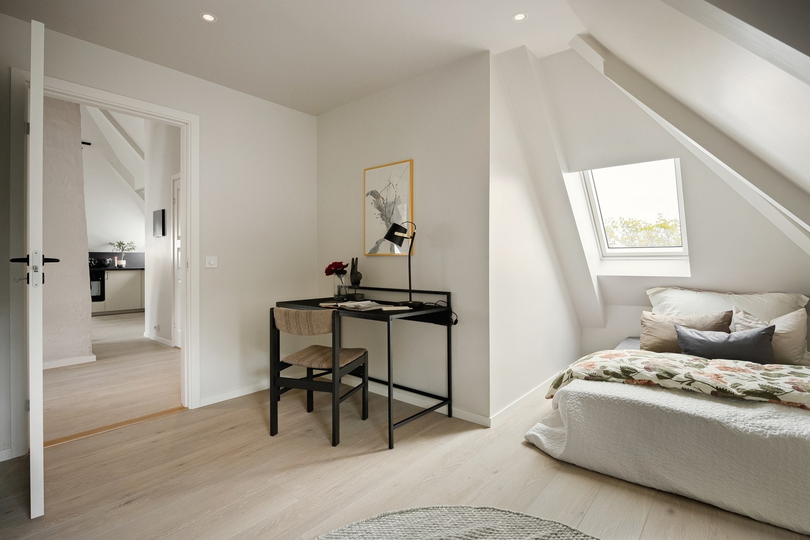 Soverommene er på 10 og 9 kvm som gir god plass til dobbeltseng med nattbord og skyvedørsgarderobe. Galleribilde