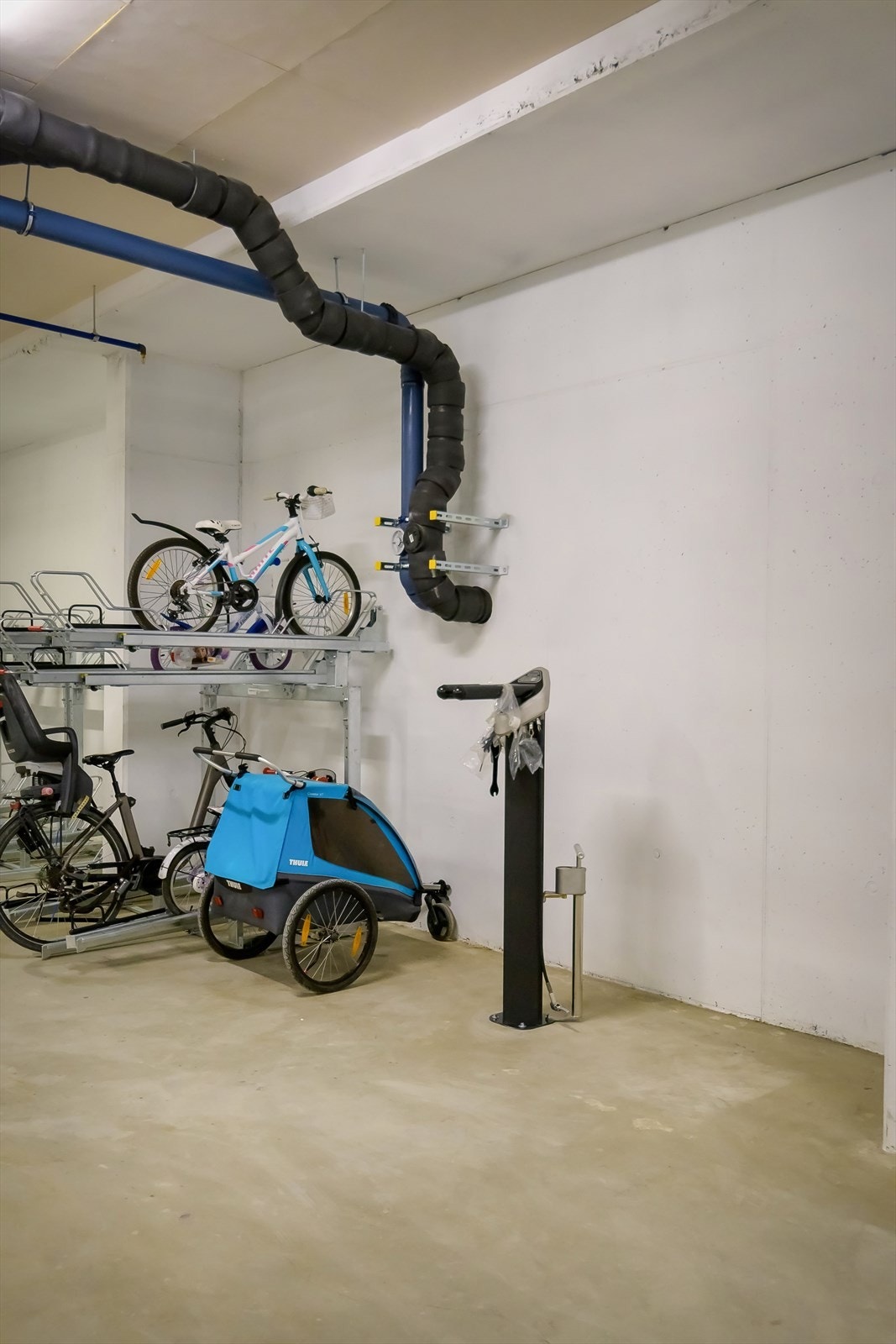 Praktisk stasjon med verktøy til å fikse på sykkelen og fylle luft i dekkene. Galleribilde