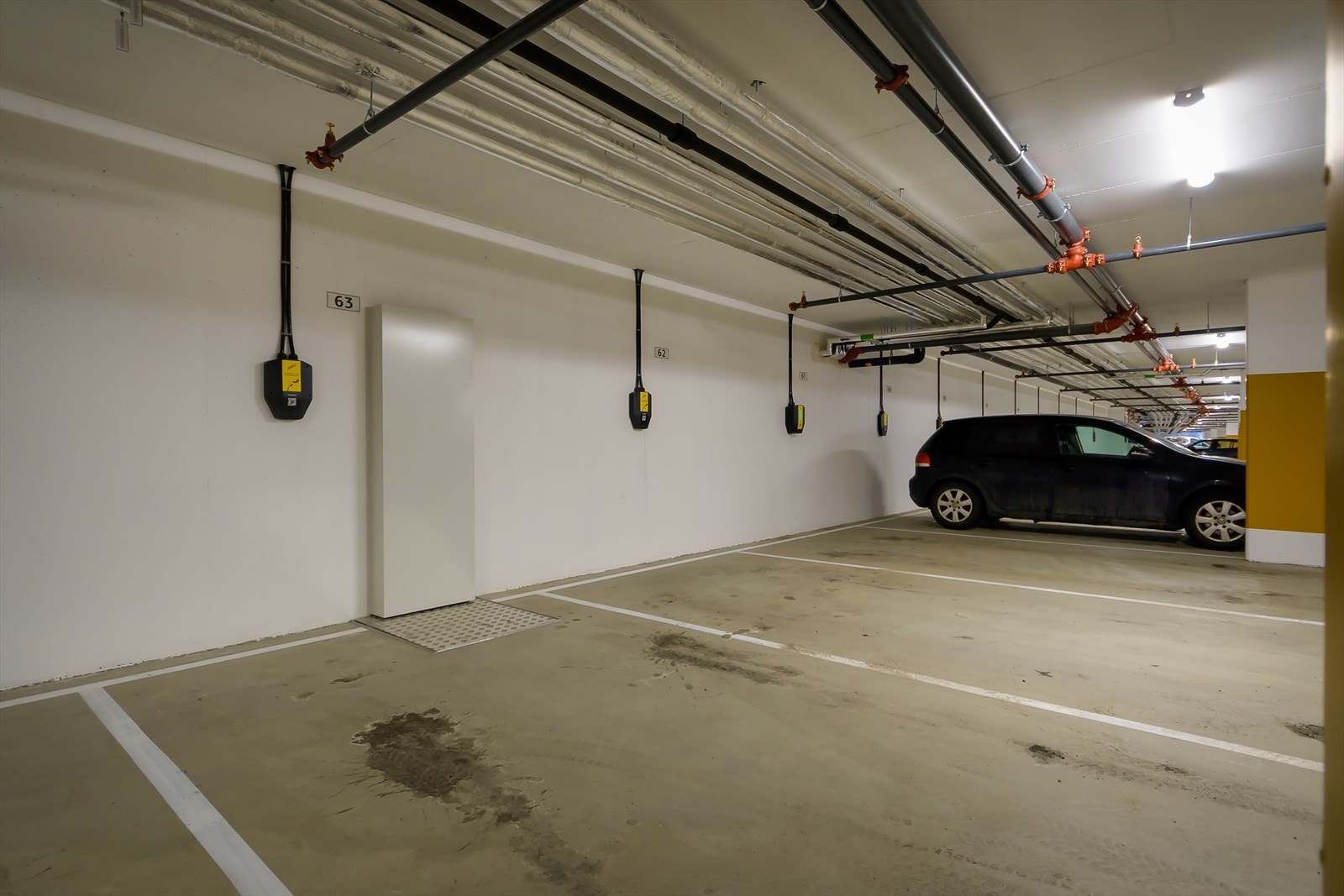 Det er tilrettelagt for el-lader på parkeringsplassen. Galleribilde