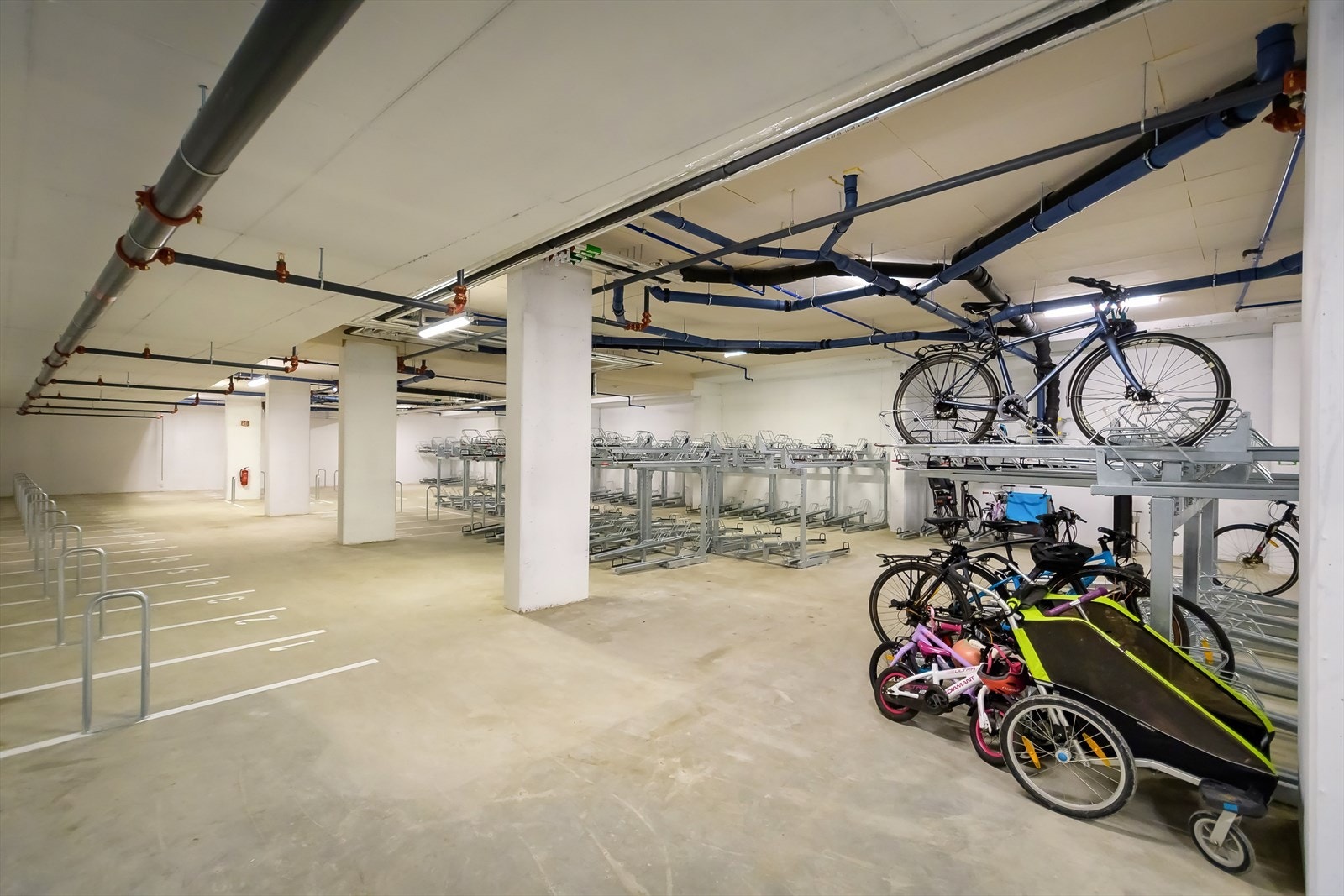 Sykkelparkering i garasjeanlegget. Galleribilde
