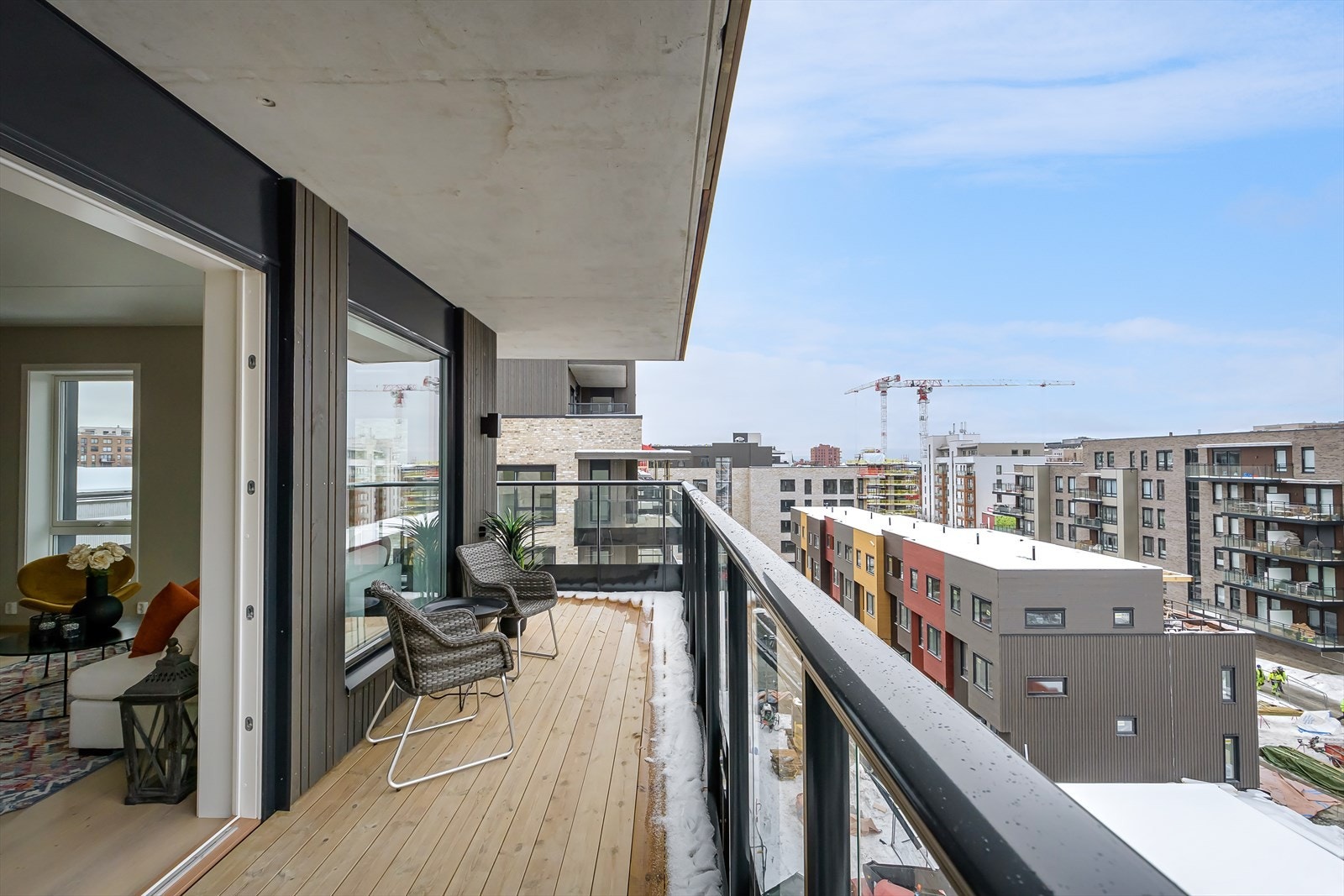 Godt med plass til ønsket utemøblement du kan slappe av i og nyte den flotte utsikten! Galleribilde