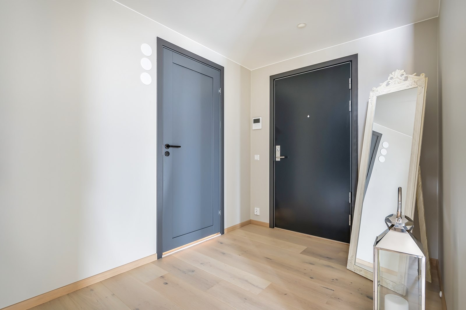 Romslig og lys entré med gode muligheter for oppbevaringsmøblementer. Galleribilde