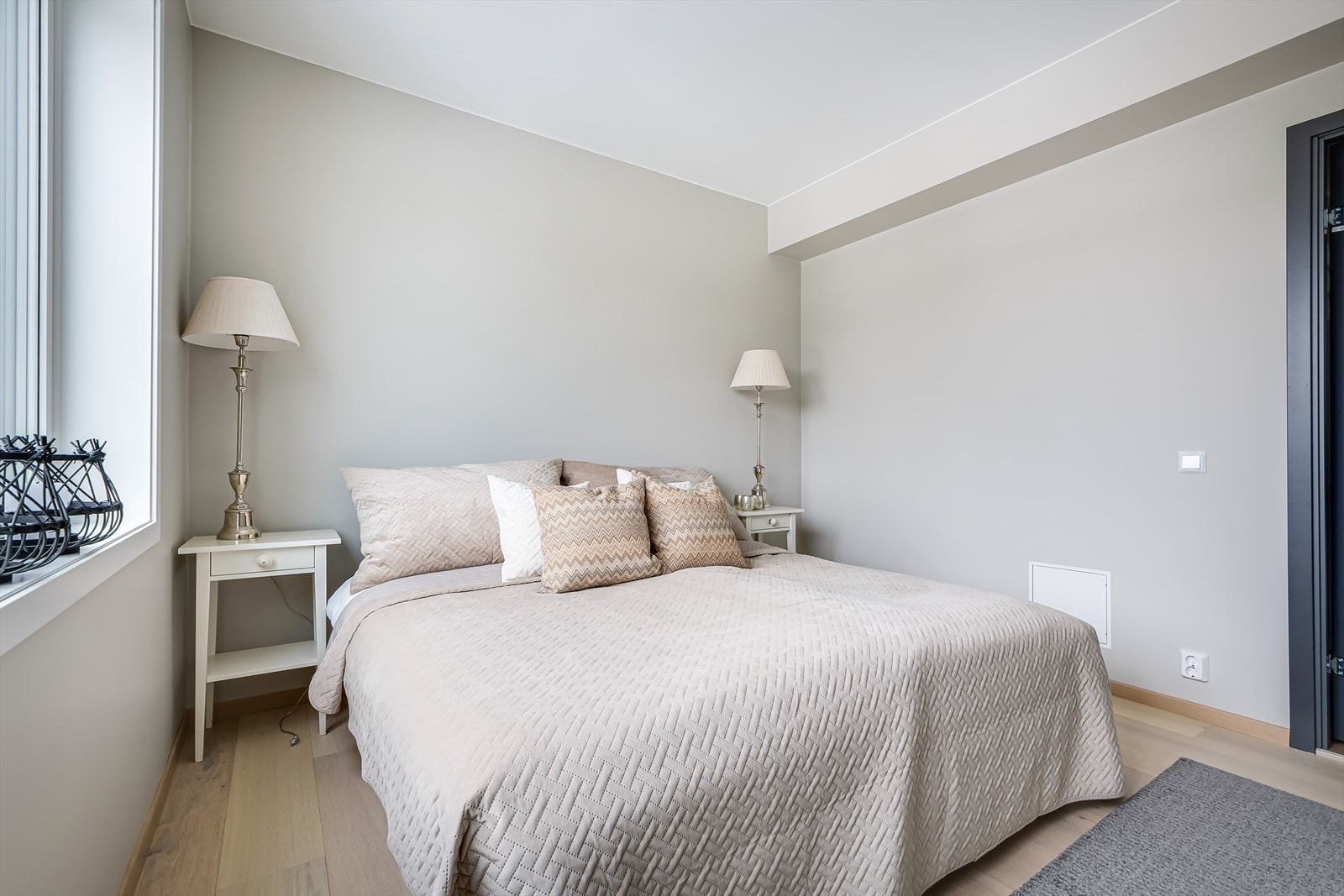 Pene fargvalg på gulv og vegger gir en behagelig atmosfære og legger tilrette for en god natt søvn. Galleribilde