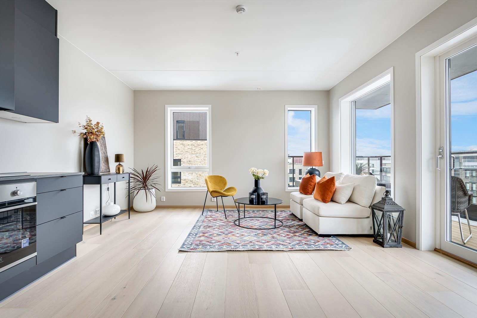 Dette er en helt ny og moderne 3-roms beliggende i byggets 5. etasje, herlig hjørnebalkong med gode solforhold. Galleribilde